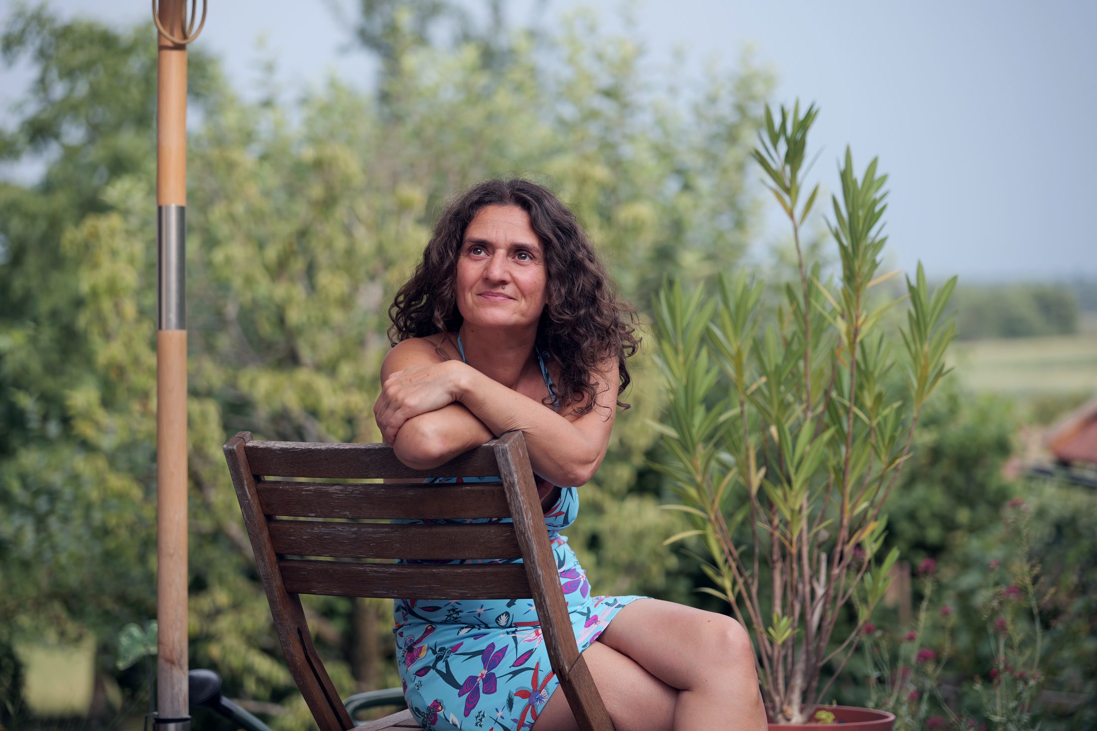 Ulrike Zacherl auf ihrer Terrasse mit Blick über die Landschaft