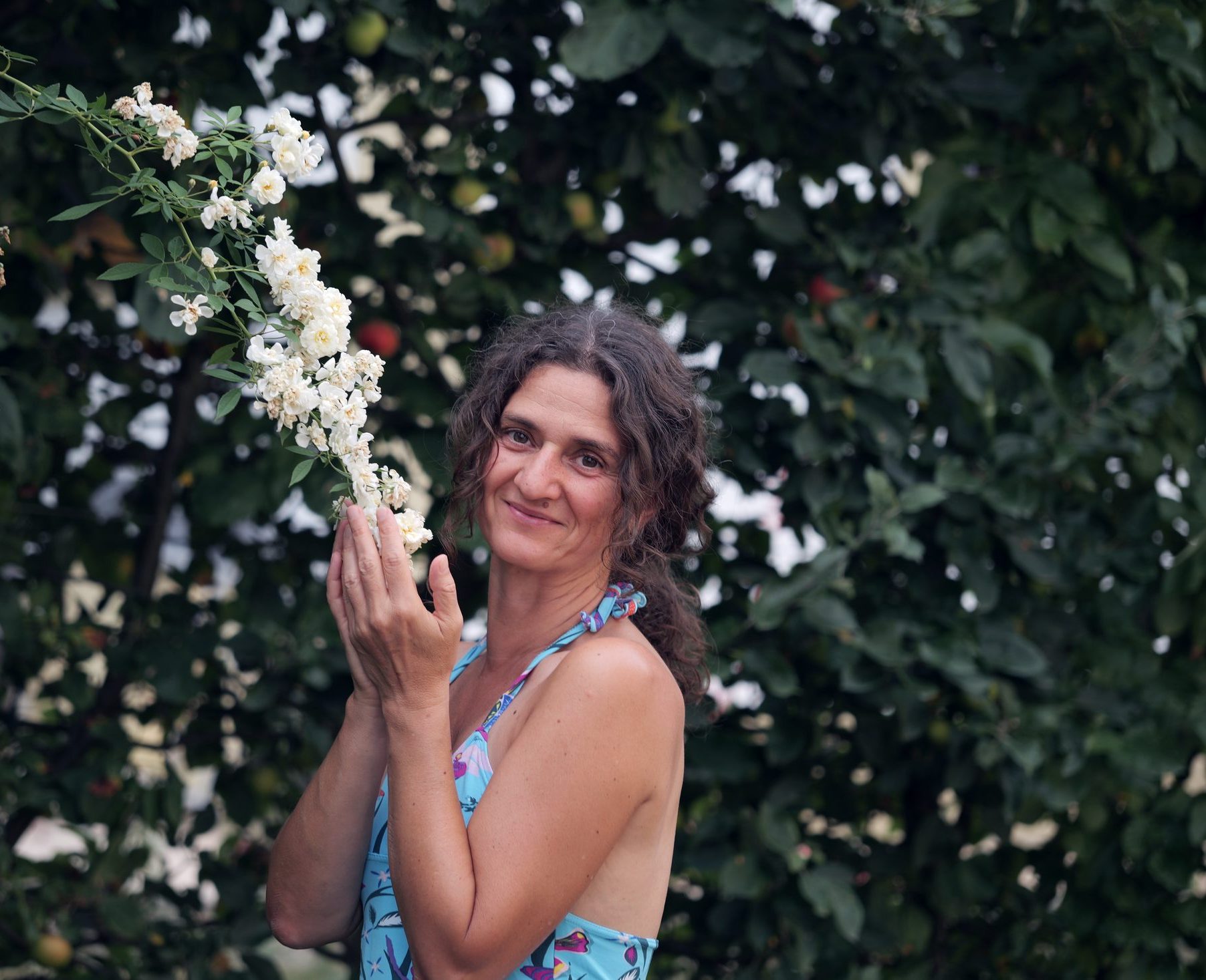 Ulrike Zacherl lächelt im Garten in die Kamera