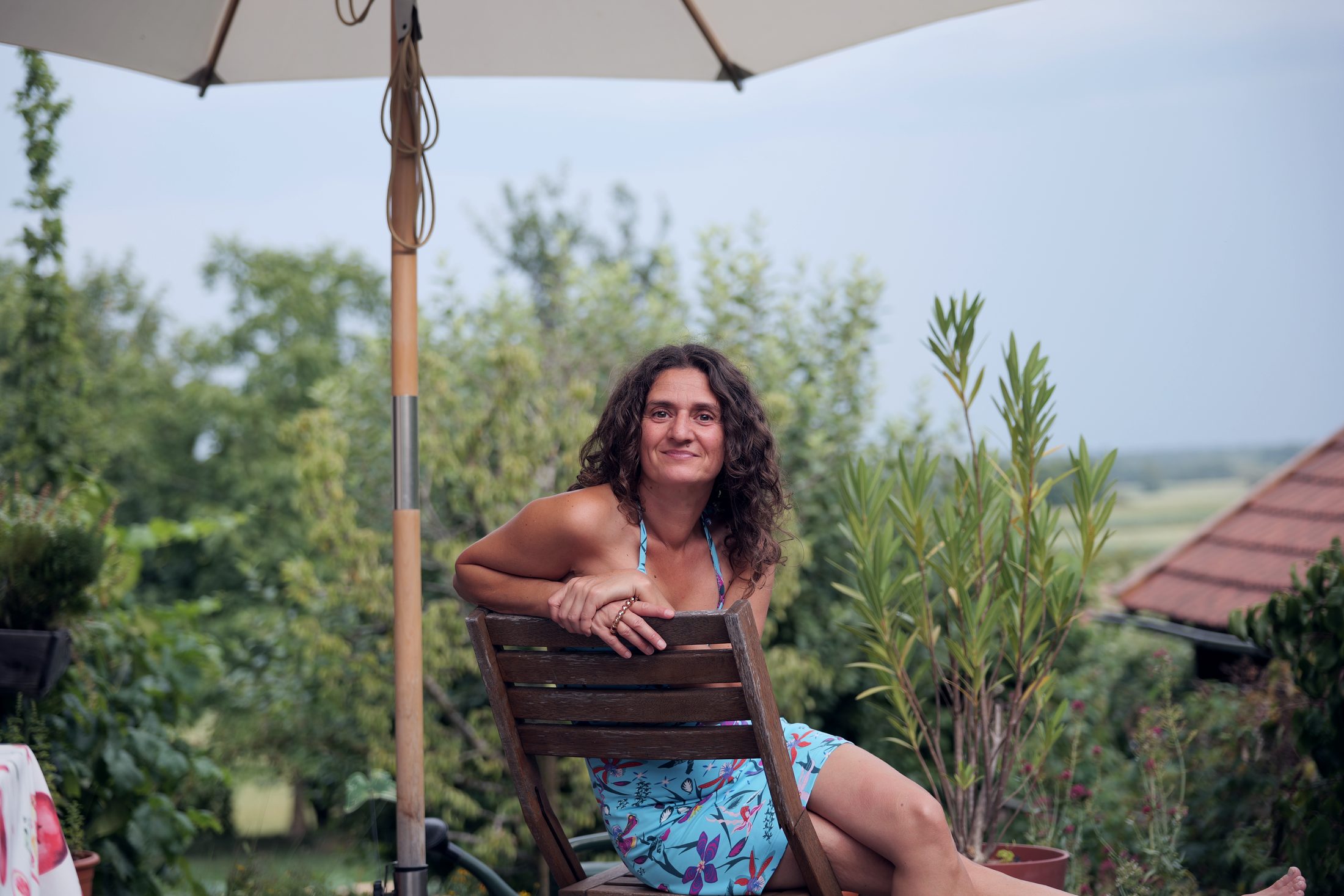 Ulrike Zacherl sitzt entspannt auf der Terrasse ihrer Praxis
